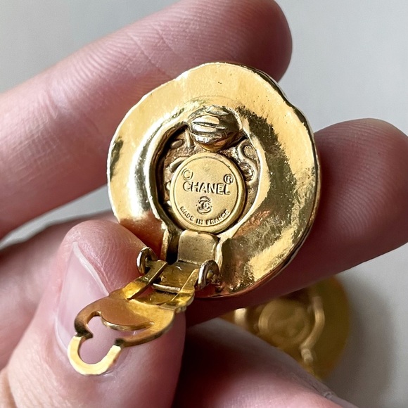 💥SOLD💥 CHANEL Vintage Gold CC Logo Earrings - Picture 6 of 8